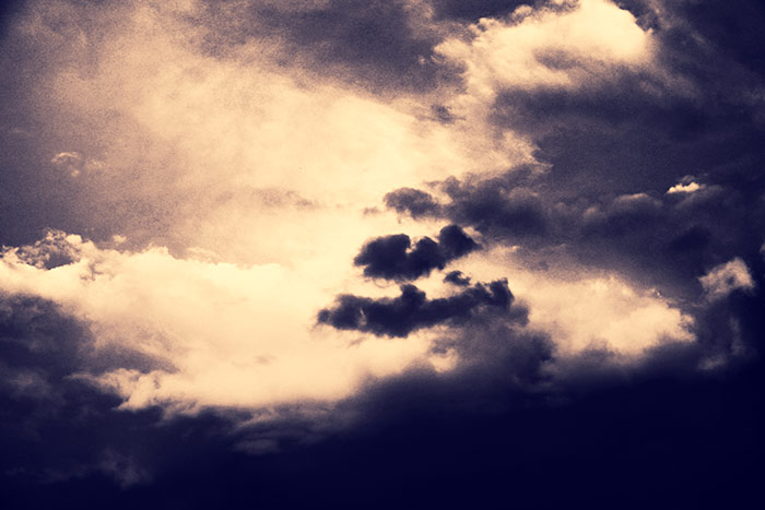 unterschiedliche Wolken am Abendhimmel