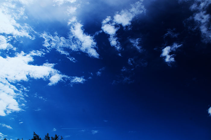 blauer Himmel mit grossen und kleinem Wolken