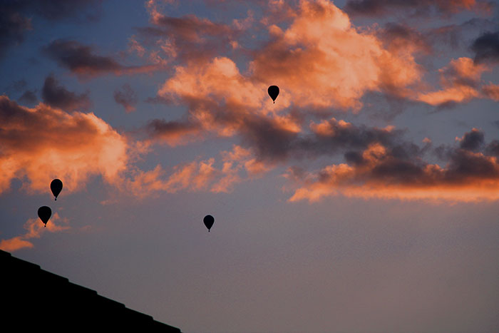 Heissluftballons am wolkigen Abendhimmel