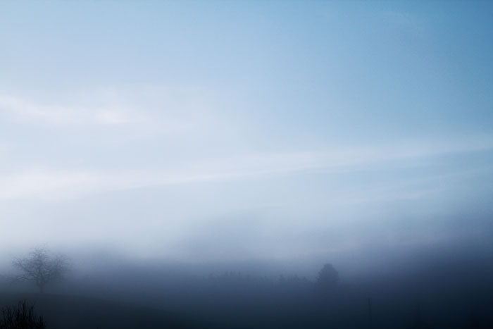 Himmel und Landschaft in Nebelstimmung