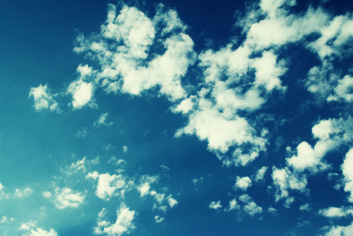 Himmel mit Wolken türkisblau