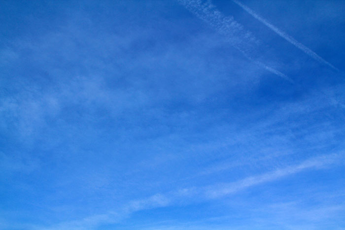blauer Himmel mit Schleierwolken