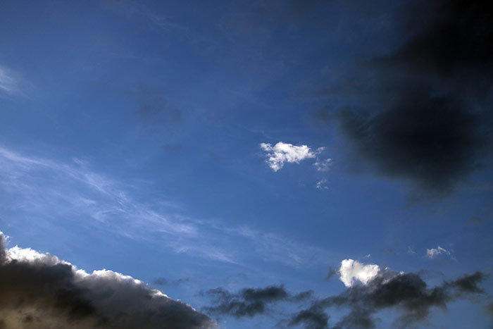 blauer Himmel und verschiedene Wolkenschichten