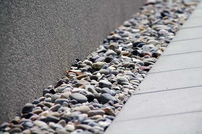 Betonplatten und Kieselsteine als Weg