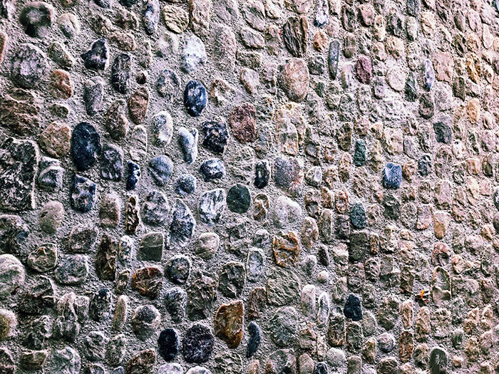 Natürlicher Steinboden mit einzelnen Steinen