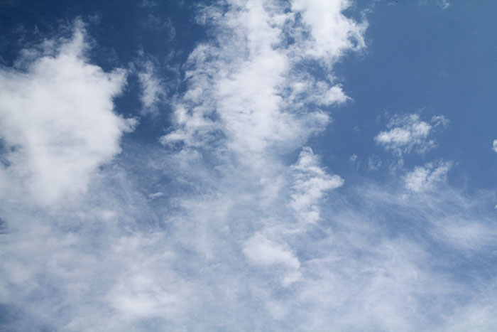 Naturfoto mit weissen Wolken am blauen Himmel