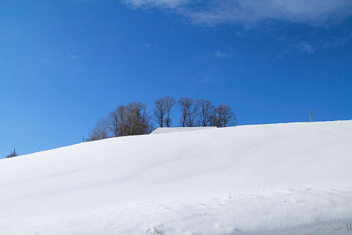 Winterlandschaft, Schneefeld und blauer Himmel